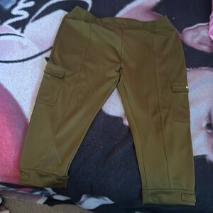 Excellent condition Nike Women’s Plus size Capri Velcro bottom joggers